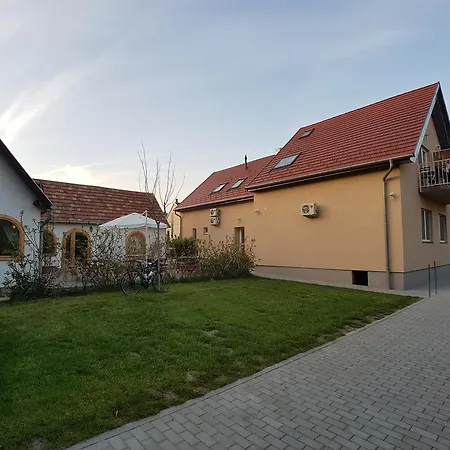 Babi - Babi Vendeghaz 3* Balatonfured